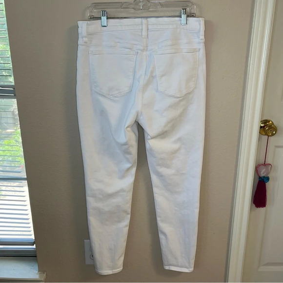 J Crew, 9'' MID-Rise white skinny jean in signature stretch, size 32. - Picture 5 of 6